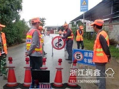 養路工人車輛闖入報警路錐大牌風范 簡約